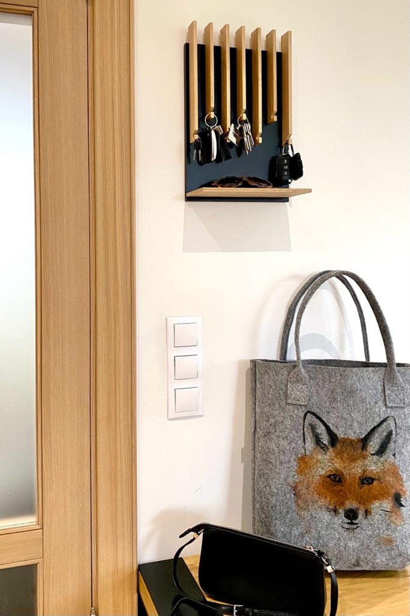 Modern Entryway Key holder with 1 shelf