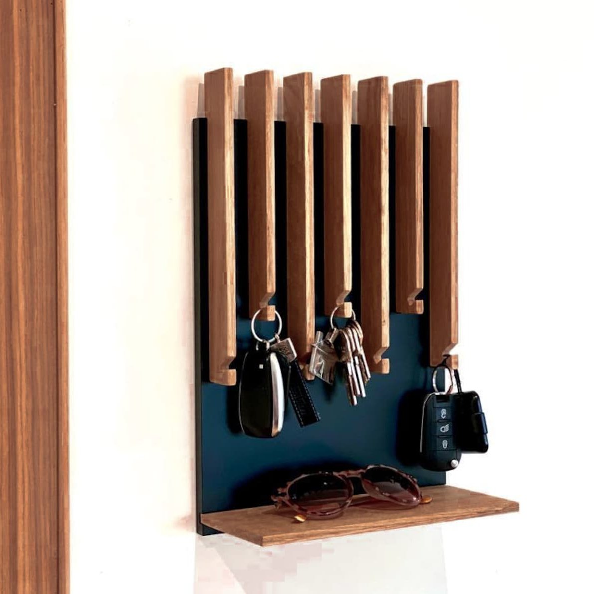 Modern Entryway Key holder with 1 shelf