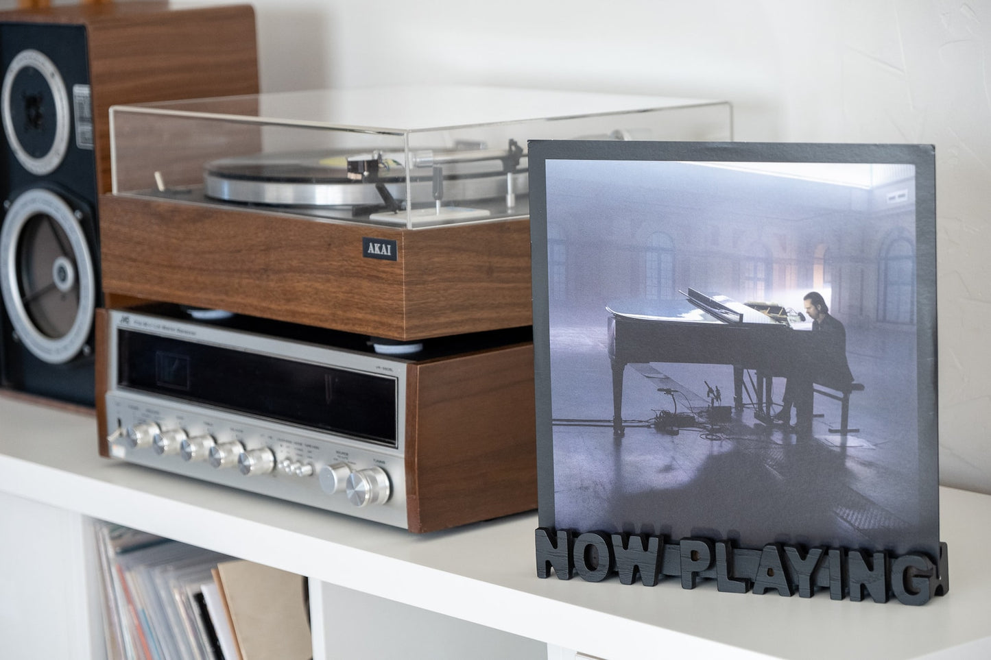 Vinyl record display "Now playing"