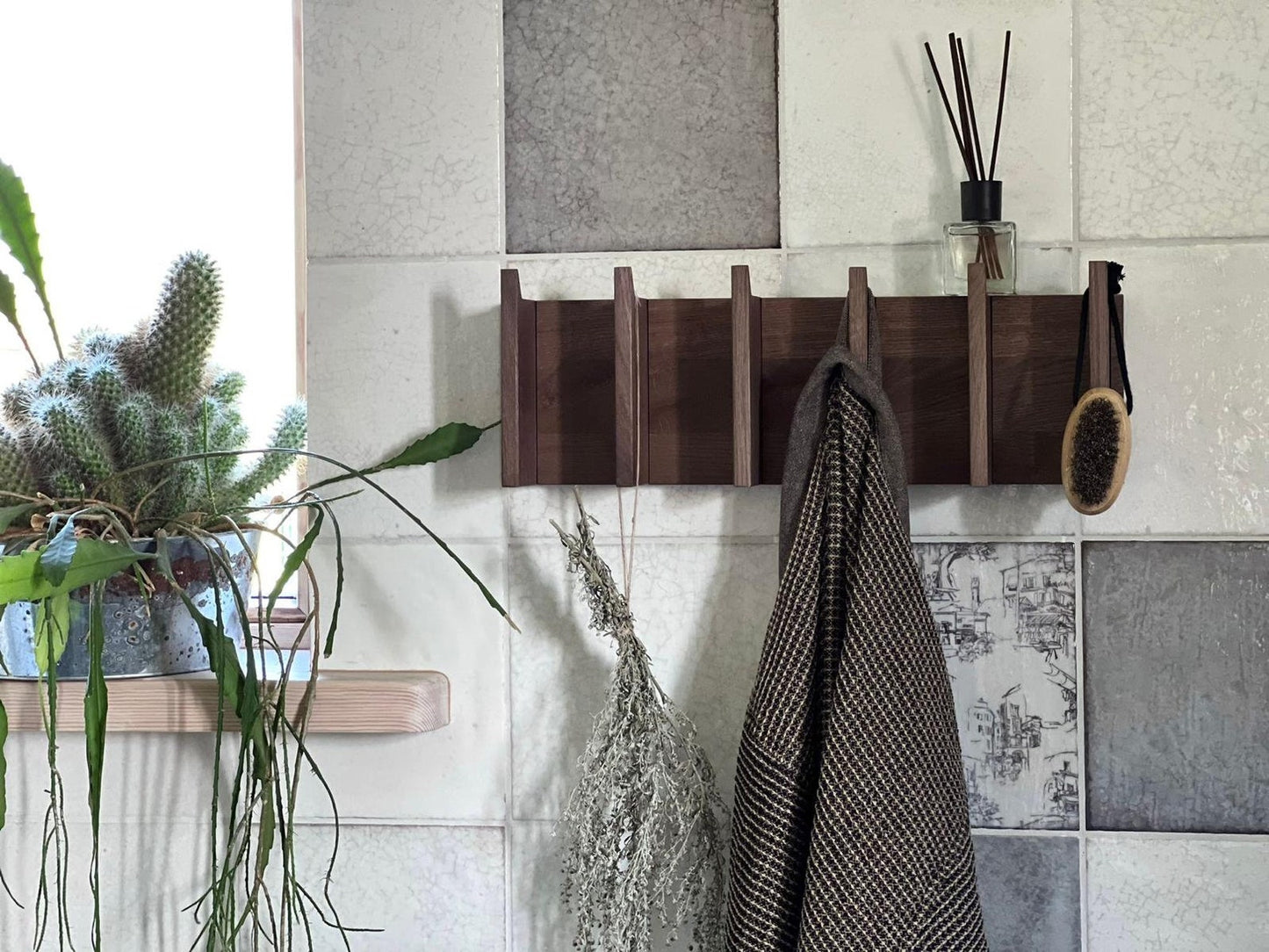 Entrance hall item rack