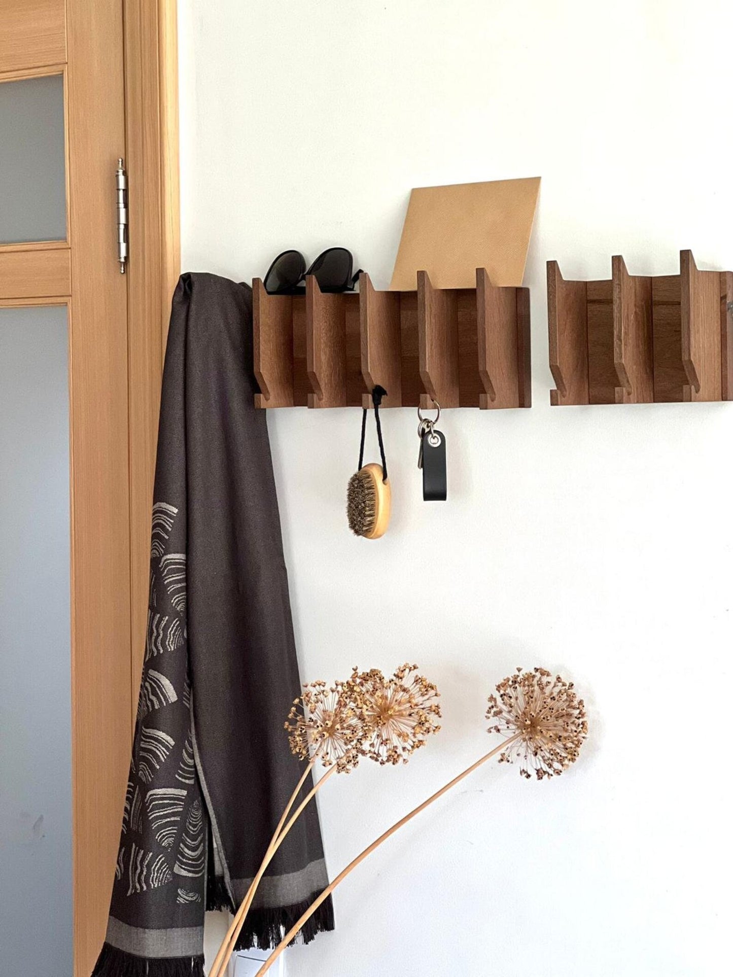Entrance hall item rack