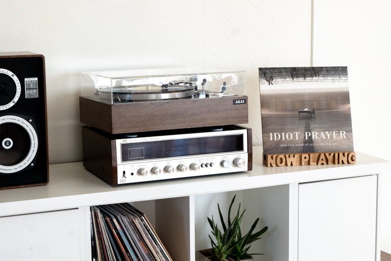 Vinyl record display "Now playing"