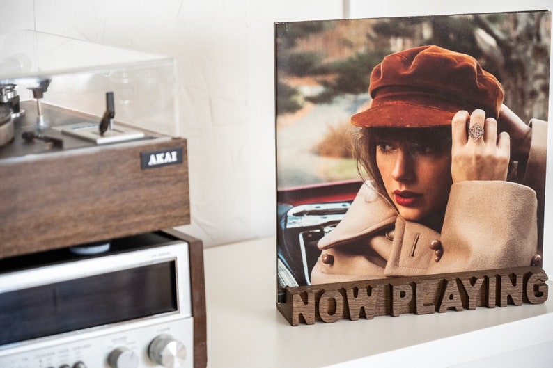 Vinyl record display "Now playing"