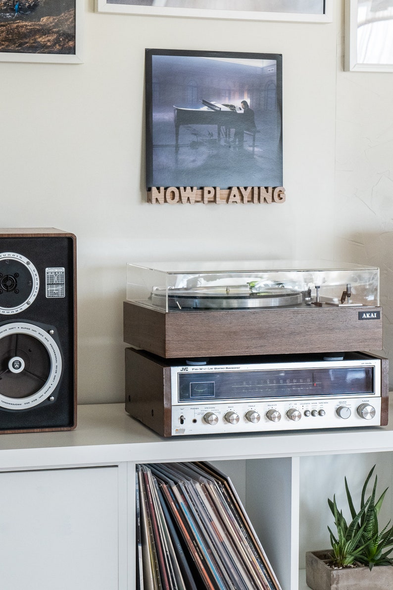 Vinyl record display "Now playing"