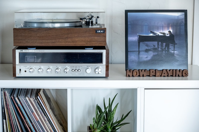 Vinyl record display "Now playing"