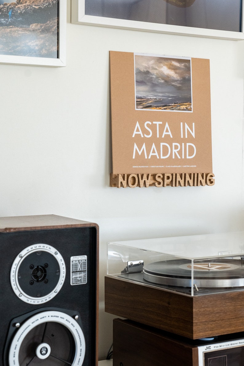 Vinyl record display "Now spinning"