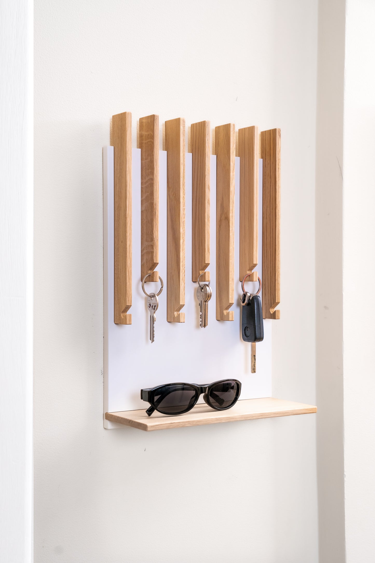 Natural color Oak Modern Entryway Key holder with 1 shelf