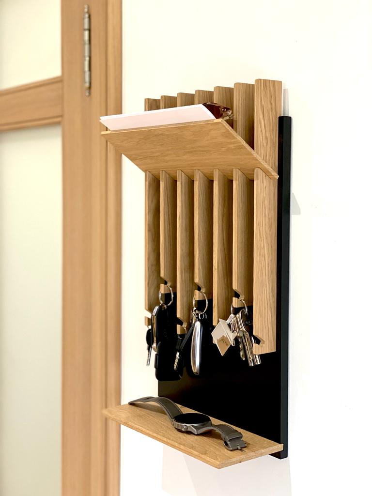 Moderner Schlüsselhalter für den Eingangsbereich mit 2 Ablagen
