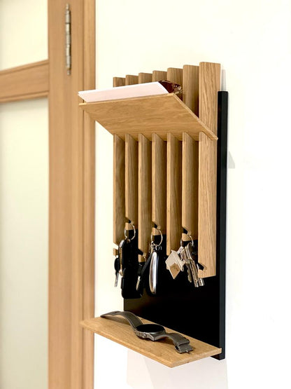 Moderner Schlüsselhalter für den Eingangsbereich mit 2 Ablagen